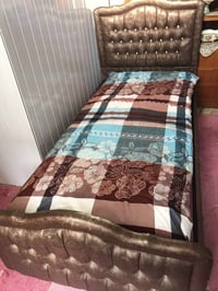 سرير • أثاث • غرفة نوم