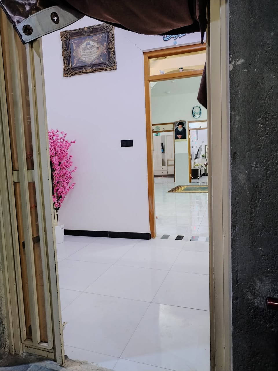 بيت البيع زراعي خنيطله شارع الكراج   مساحة ٢٠٠ متر غرفتين غرفه نظام سويت +صاله كبيره صحيات دخلي وخارجي أستقبل كبير الاستفسار (***********)
