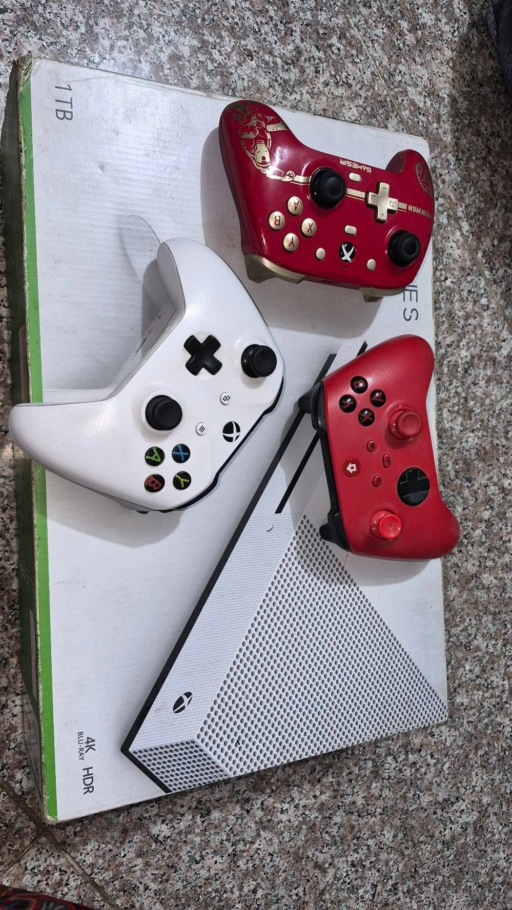 اكس بوكس ون اس للبيع
Xbox 1s واحد تيرا
جهاز مستعمل 
للبيع
وياه يدتين
اصلية خربانه + ثانيه كوبي بيها مشاكل بالاتجاهات ومسطرة 
 + ups فاربر  يحتاج له تبديل 
بطارية
سعره 180
واذا وياه كيم سير ب215
وهدية قرص تومب رايدر 
واعتقد بيه مشكلة اقراص
 عنواني بغداد الزعفرانيه