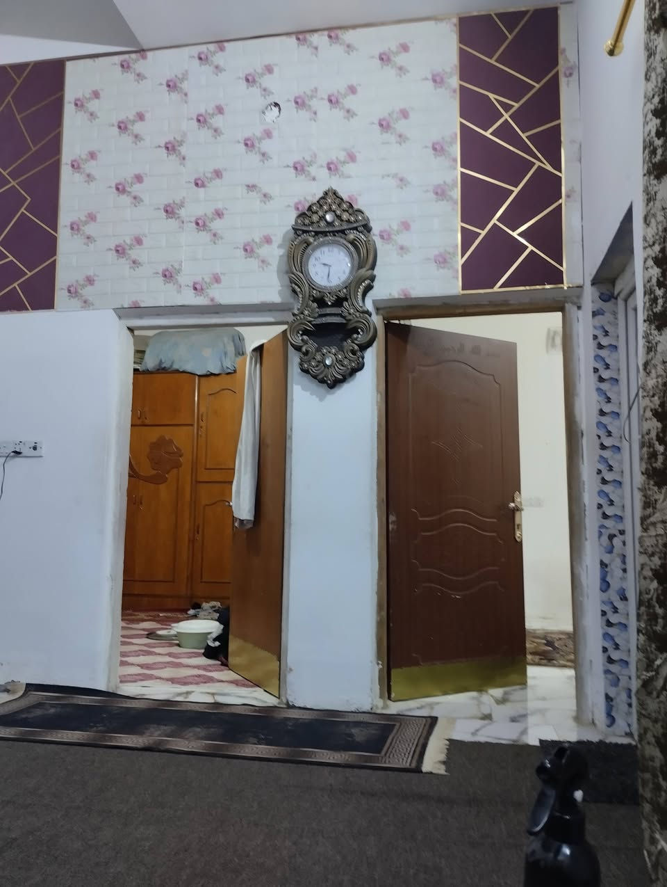 السلام عليكم بيت في شارع المعهد الفني قرب المشتل الجديد مساحه 150 متر يحتوي على ثلاث غرف نوم وبراني وصاله كبيره ومطبخ وحمام خارجي وداخلي وطارمه السعر 135 وبيه مجال بسيط ***********
