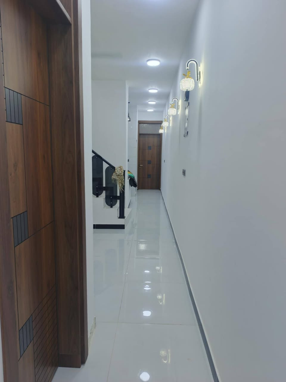 مشتمل للبيع بسياسين طابقين يحتوي على استقبال ومطبخ ٣مجاميع صحيه و ٣نوم قرب مدرسه الروان خدمات متكاملة الاتصال ***********
