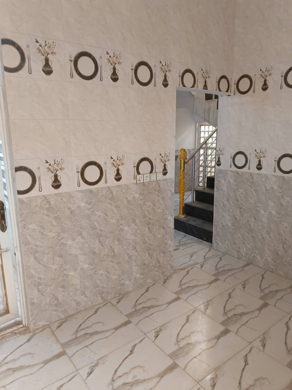 السلام عليكم يتوفر بيت للبيع المساحة 100متر في منطقة الشبانات قرب شارع أبو مهدي المهندس خدمات كامله مي ومجاري وكهرباء وتبليط عرض الشارع 9متر تبليط يبعد عن شارع أبو مهدي المهندس 200متر يحتوي البيت على غرفتين نوم وصاله ومطبخ واستقبال وصحيات الاستفسار عن السعر ***********
***********
