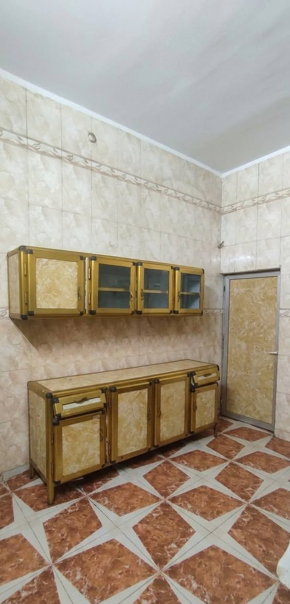 مطبخ ألمنيوم (لوكرات) بحالة ممتازة للبيع في البصرة
للبيع طقم مطبخ ألمنيوم (لوكرات وكونتر) بتصميم عملي ولون مميز (ذهبي مع بيج خشمي). المطبخ قوي ومتين، والأبواب والجام كلها سليمة وخالية من العيوب.
مكونات المطبخ:
القطع العلوية: لوكرات معلقة تحتوي على أبواب زجاجية (جام) وأبواب مغلقة للتخزين.
القطع الأرضية: كونتر أرضي واسع يحتوي على مجرات (أدراج) وخزائن تخزين متعددة مع سطح نظيف.
ملحق عمودي: كاونتر زاوية (طولاني) يحتوي على رفوف زجاجية وخزانة سفلية.
لموقع: البصرة
الحالة: مستعمل نظيف جداً وبحالة ممتازة
عنواني البصرة القبلة حي الجامعه ***********
