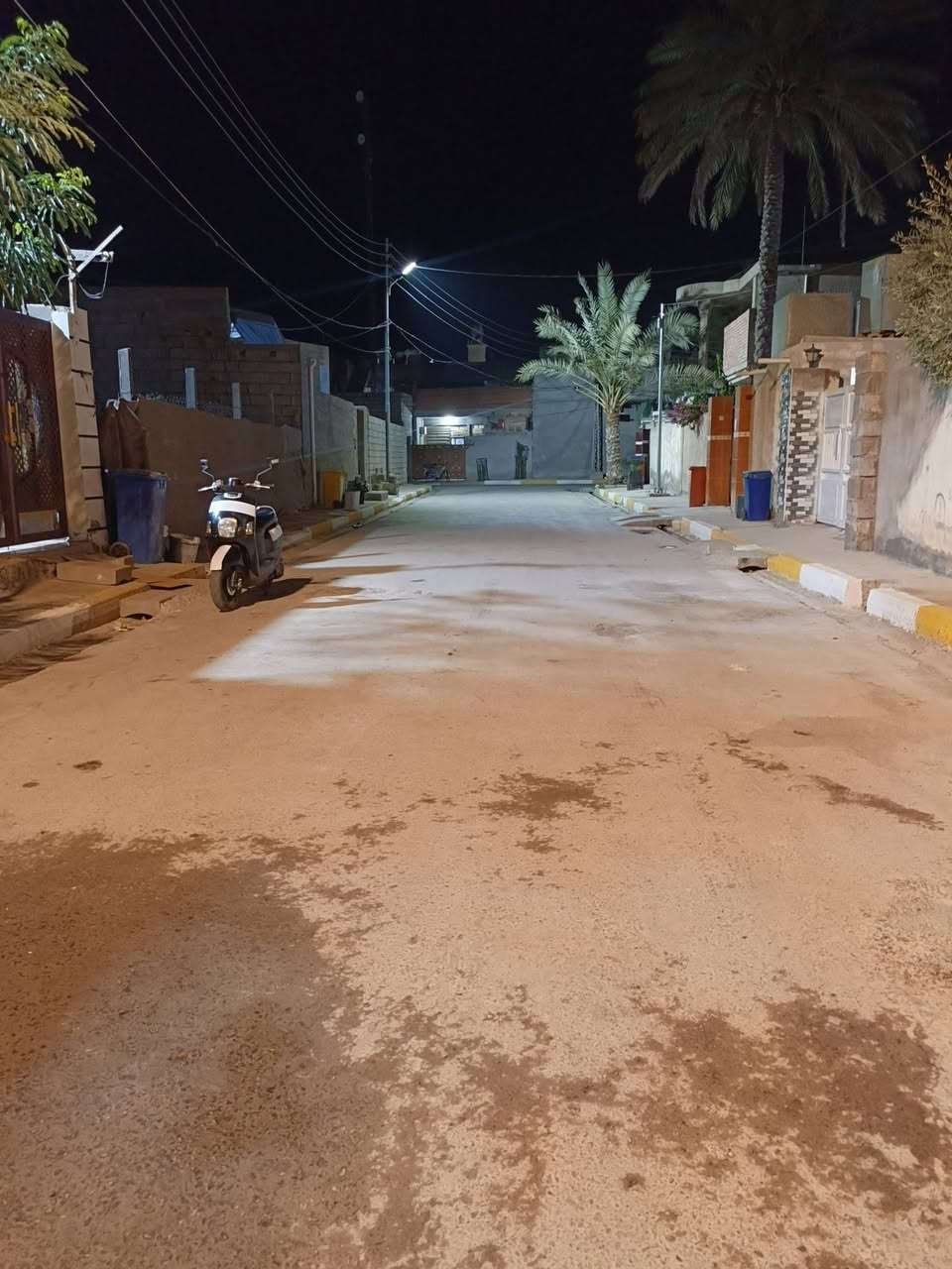 دار للبيع المساحه 150 غرفتين استقبال مطبخ صحيات صالة كامل من كلشي طابو ملك صرف بهرز حي العروبة قريب على الجنسية والمستوصف الجديد السعر شوف البيت وقنع ويصير خير أن شاء الله رقم للهاتف ***********//***********
