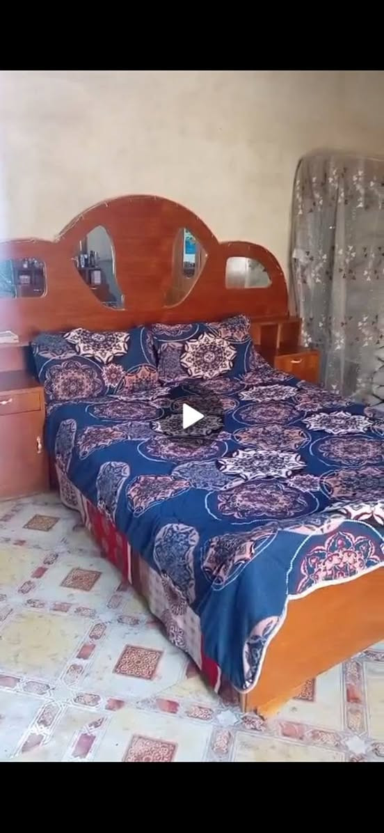 معرض الخطاب حديثه الحي العسكري مقابل جامع عبد اللطيف حامد  ... ***********.
غرفه 6 باب  طابقين.. 750.  الف
