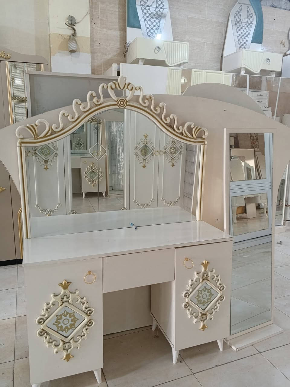 عرفه نوم تركي ملكي نظافه 95% 
7قطع ***********
#معرض_هورمزيار
