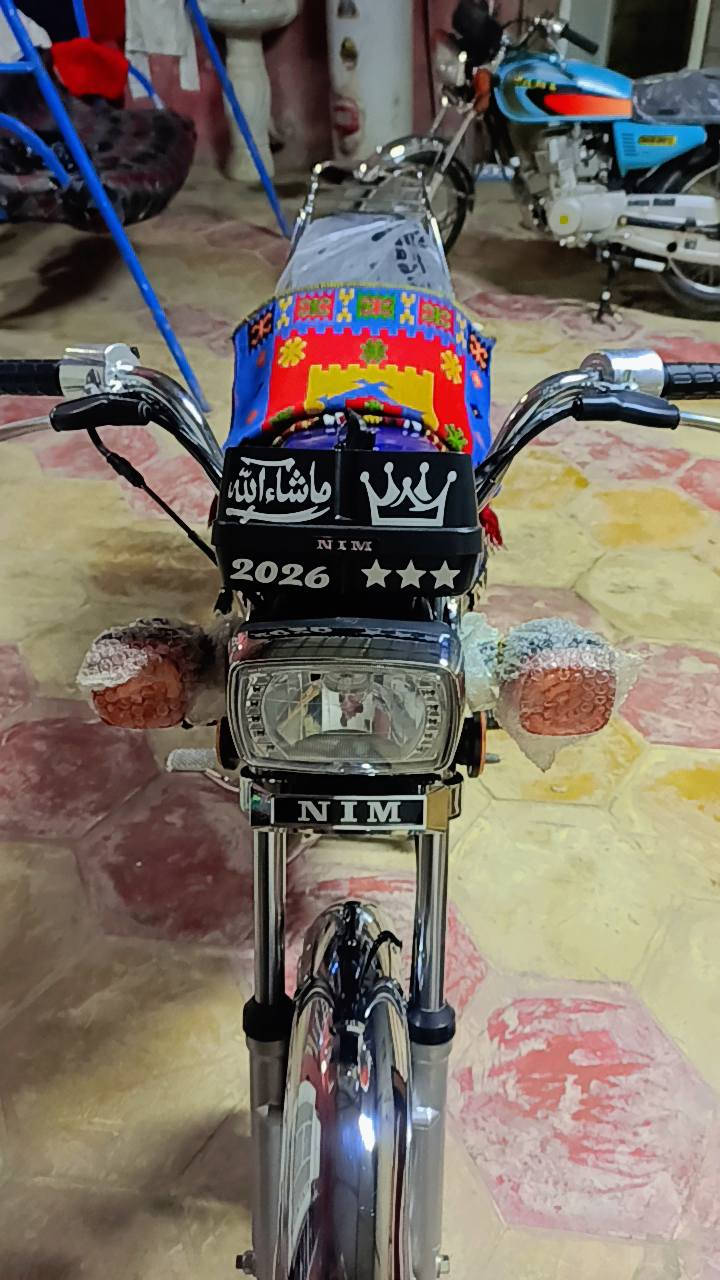سلام عليكم دراجة للبيع نامه موديل 2026 صارله اقل (25)يوم من طالعه لون ازرق مميز الدراجه سبانه ما مطاخته بعده بالجيس قليل كلش اطلع بيه السعر 700 وبيه مجال قليل مكاني كربلاء امن الداخلي ***********
