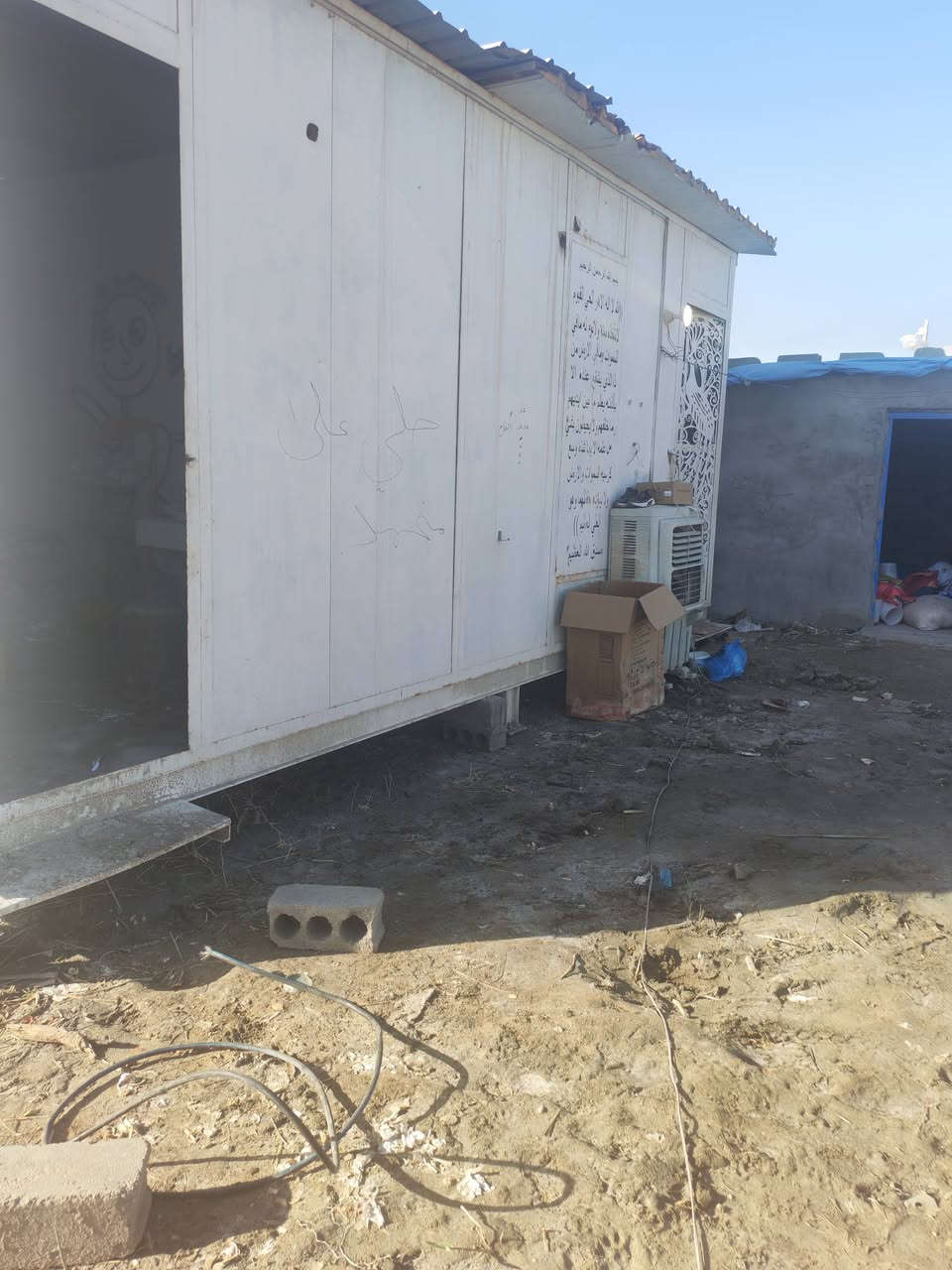 سلام عليكم اخوان حقل للبيع مستخدم وجبتين فقط بعد كله جديد الله شاهد الطول 60  العرض 9 حديد لبناني مليمين مستخدم فقط الحديد، 1_جادر عازل سعودي بعده كلش جديد وياه كارت ضمات 5 سنوات وهاي اله 4 اشهر من استلامه  مع خطوط ماء نيبل اوتماتيك الخط 3 وخزنات ماء 3 الوحده على 5 طن على 60 الطول  مع 150 علافه مع 10 حاضنات مع مفرغات 5 حجم 80 و2 حجم 140 و2 حجم 60 مجموع 9 مفرغات شبابيك المنيوم  مع مولد كيا جديدهه
مع كرفان 5 في 10 غرفه مع مطبخ
مع ضفيره كهربات 400 متر خطين سمك 50
السعر 25 مكاني بصره ***********
ملاحضه البيع كله
