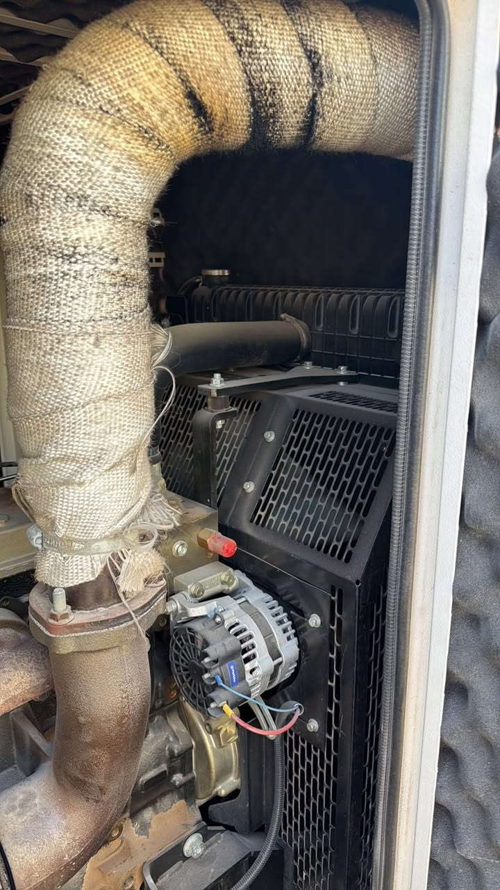 السلام عليكم مولد للبيع 150 kv مولد جديد مشتغله 142 ساعه استفسار مراسله او الاتصال ***********
