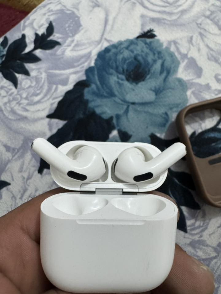 السلام عليكم شباب سماعة ايربود الجيل الرابع عزل ضمان شركات الله شاهد قبل اربع ايام اخذتها من الربيعي ب 245 الف وهسة رايدها ب 225 و بيها مجال مكاني بغداد سبب البيع لان تفلت من اذني 😂
*********** واتساب و رصيد
