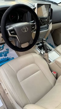 لاندكروز بريم • ٢٠١٩ • ١٣٠٠٠٠ كم