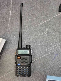 مزاد أعلى سعر ابيع   جهاز الاتصال اللاسلكي Baofeng UV-5R، وهو جهاز إرس...