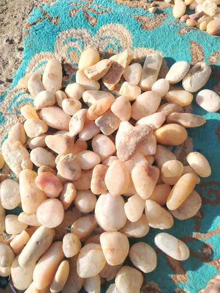 ورد عن الإمام الصادق (ع) أن من يتختم به يُعطى ثواب حج وعمرة، وأن النظر إليه يعادل النظر إلى وجه الرسول (ص) وعلي (ع) ويُبعد كيد الشياطين. ويُقال أيضًا أنه يرفع طاقة المتختم به ويعطيه هالة من الصحة والقوة الروحانية، وهو مفيد في التأمل ووضوح الذهن.  
در النجف الاصلي خامة سعر القطعة ألف دينار المكان نجف ***********
