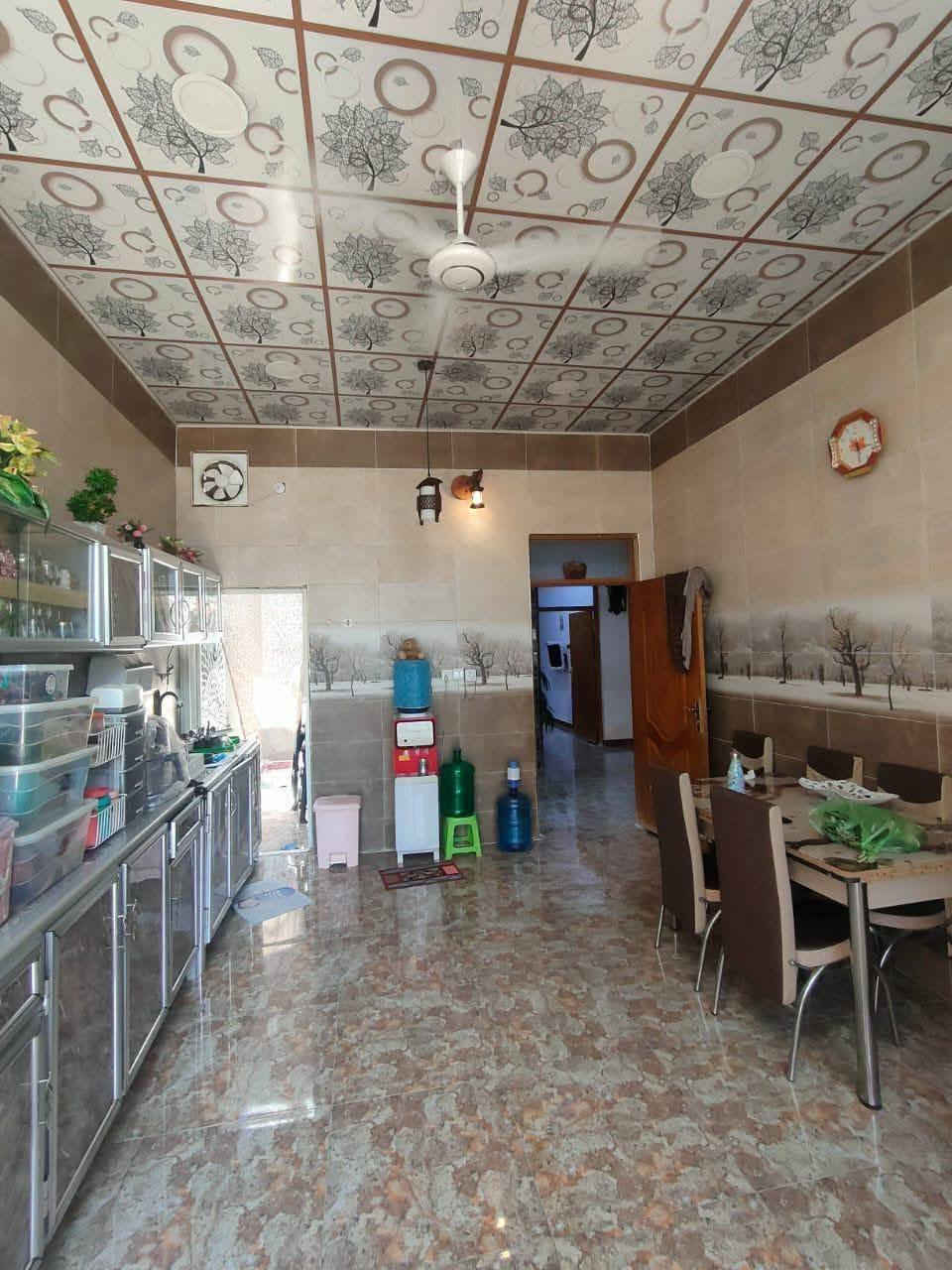 بيت مناسب للبيع بسومر مساحه 200م طابق يحتوي على غرفتين صاله استقبال مطبخ حمام داخلي وخارجي بناء حديث  قرب عماره ماجد السعر 220 لتواصل ***********
