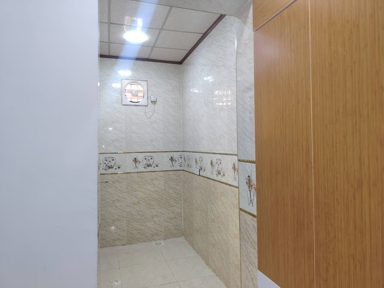 للبيع مشتمل مساحه ١٠٠ مربع طابق نص
خانقين توله فروش ***********
