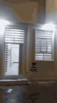 بيتين للايجار مساحه ٥٠ متر بناء حديث طابق واحد   ملحقً قرية الغدير عامود الاول قريب الشارع العام ‭٠٧٨٠ ٧٤٨ ٧٤٤٥‬
