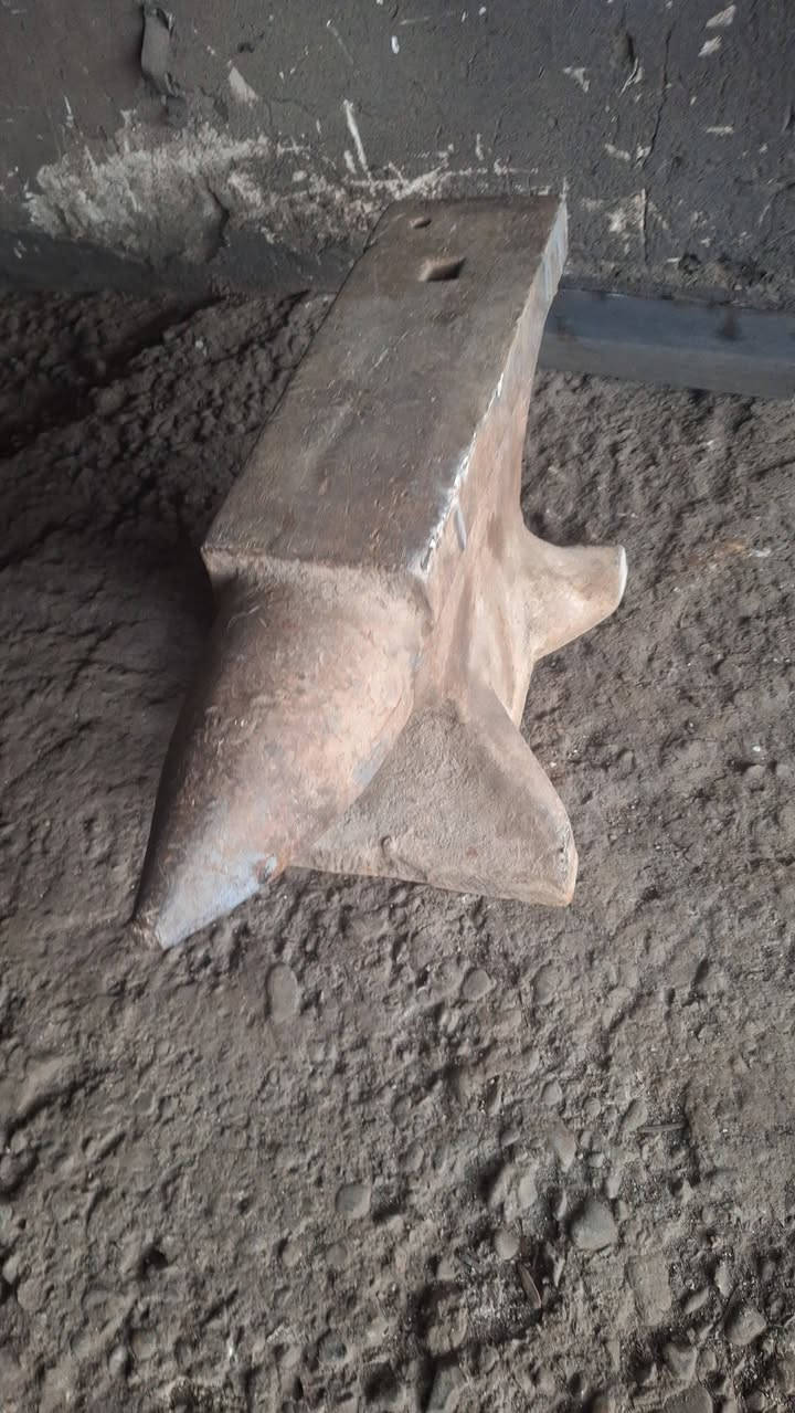 اسلام عليكم سندان حديد ثقيل مال دك حديد ابولبوزوزن ٩٠ كيلو لماني مال مؤسسه  سعر ٣٥٠ ألف مكان بغداد الدوره رقم ***********
