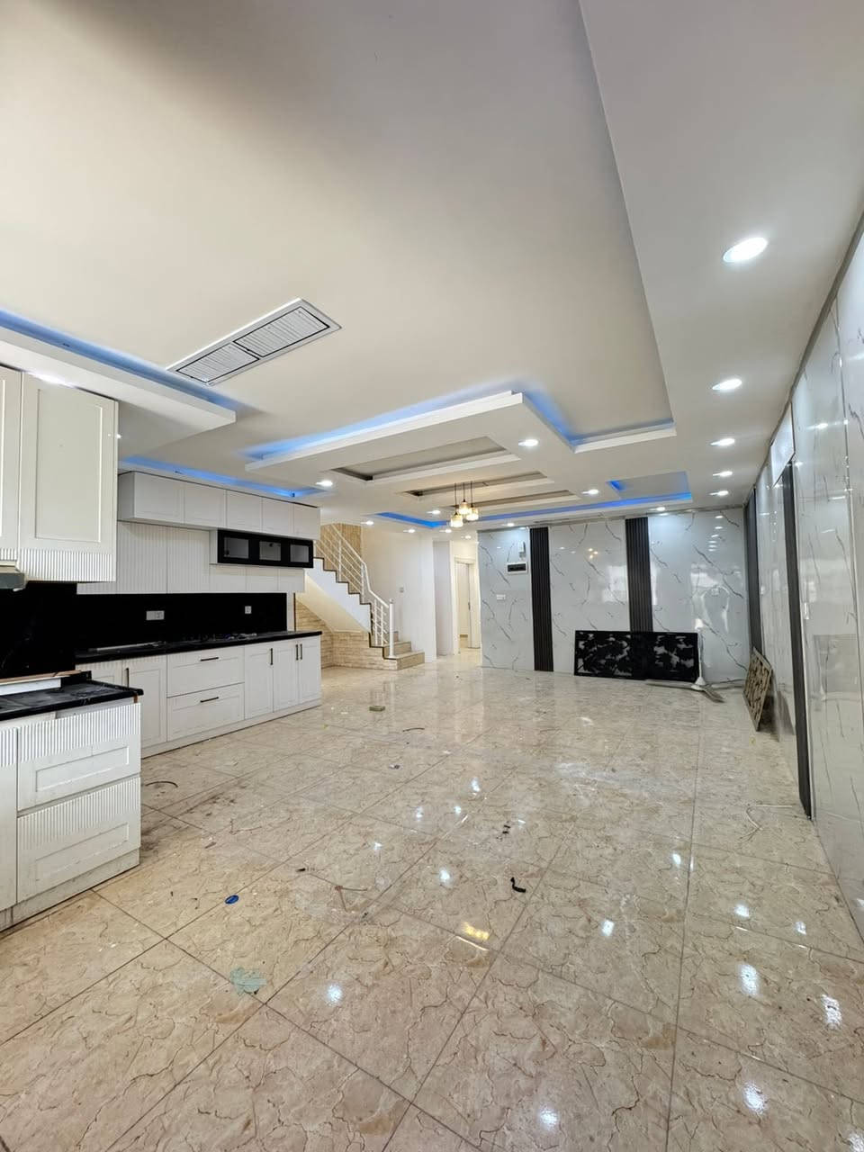 🔱#عرض_جديد_
🔱#دار_للبيع_في_هولير_ستي_

🔱مساحةً الدار 200م موقع موميز على شارع20 
🏠الدار يتكون 
🏠(6)غرف نوم#غرفتين_طابق_ثاني_سويتات
🏠4حمامات 
🏠صالة كبيرة 
🏠مطبخ واسع 
🏠 هول داخلي موزع 
🏠كراج +حديقة كبير 
🏠
اللاستفسار اكثر اتصال على الارقام التاليه
***********📞
***********📞
