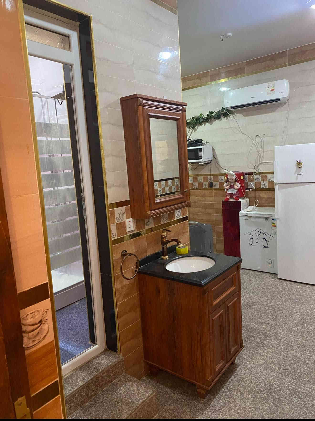 سلام عليكم شقه للايجار طابق  ثاني مكان كريعات شارع المعارض مقابيل الموارد المائيه الشقه جديده كلش كامله اي نقص مابيهه حجر مرمر ماطور ماء كيزر تانكيً بيهه واير سحب كامل بيهه ٤ انبير من ضمن الايجار يعني كهرباء كامله وبيهه خط انترنيت ونت كامله  السعر  ٤٠٠  ألف  الاتصال*********** 
***********
غرفه نوم وصاله مطبخ بلكونه خدمات الشقه كلش جديده ومرتبه وفقط عوائل بغداد
