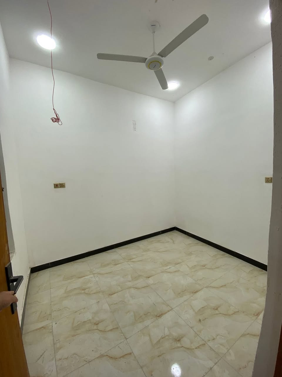 للإيجار فقط
شقة طابق اول للايجار باب ودرِج منفصل كلياَ بناء حديث غير مسكونة تحتوي غرفة كبيرة 5*5 وديوانية
وصالة ومطبخ مشترك تركي وحمام
وتواليت وبيتونه وسطح مفصولة كليا عن بقية الشقق ماطور بوستر خزان ماء سخان كل شي منفصل ماء مجاري كهرباء كل شي متكامل في التنومة القديمة تبعد عن السوق
2 دقيقة وعن الكورنيش 5 دقايق
لها ثلاث مداخل من جسر الكورنيش الايطالي على شارع الاطفاء ومن جسر الجوة من شارع السوق وشارع اربعين ومن جهة شارع
الشعيبي مباشر للشقة الاجار 450
الف

الاتصال***********
