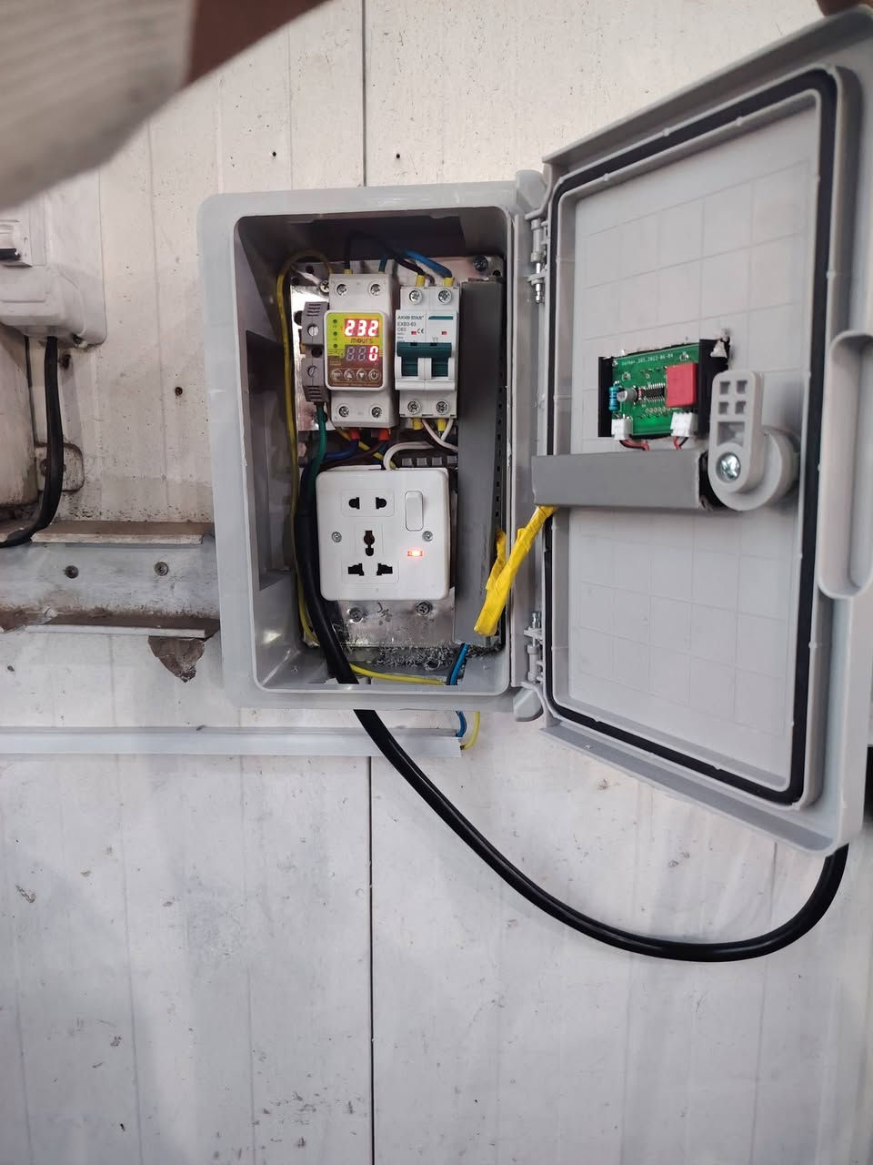 سلام عليكم عمل بورد شحن قفل فولتيه وتحكم امبيريه والايرث لطلب المراسله ع الواتساب *********** مكاني بغداد
