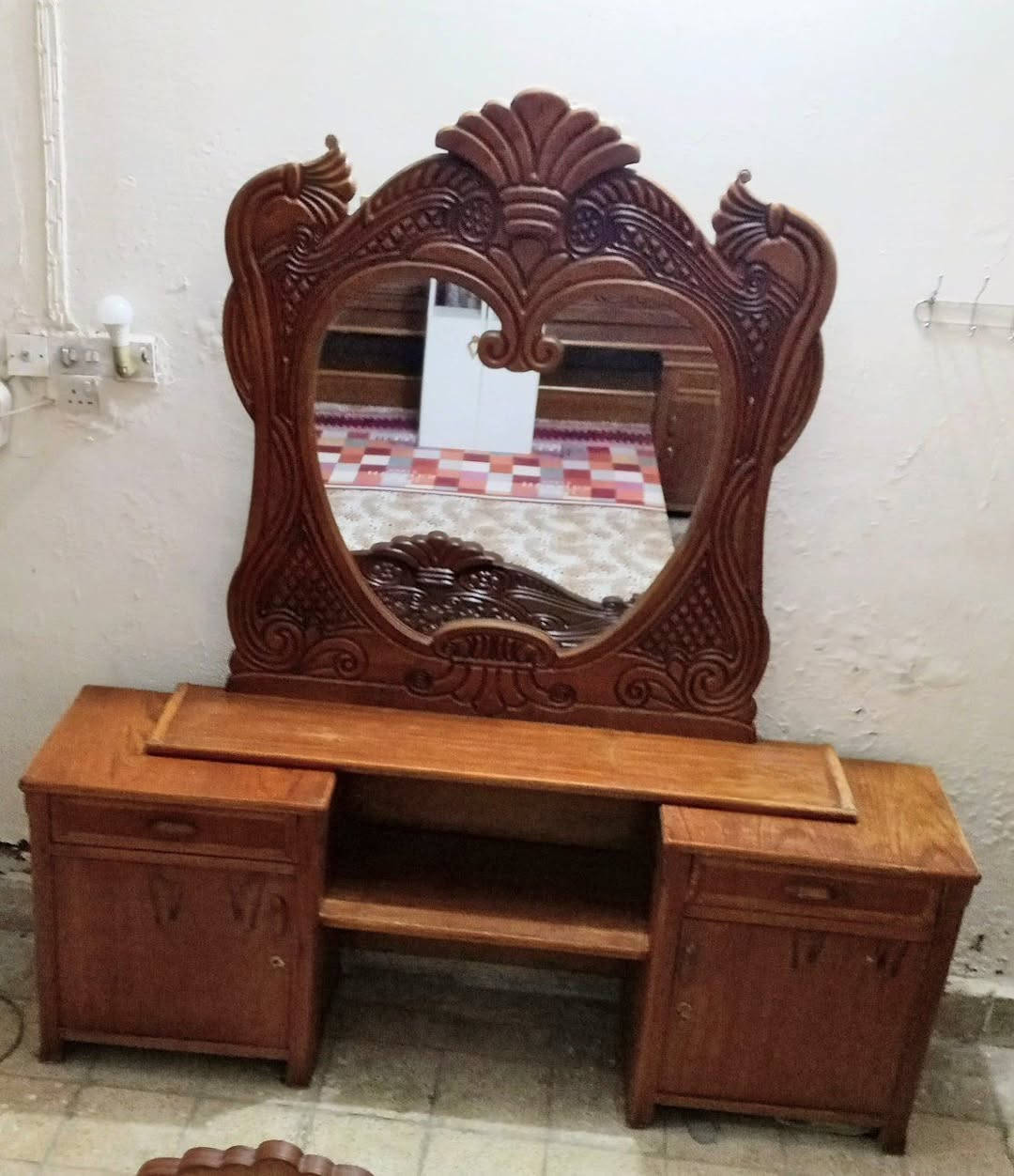 غرفة اخشاب بيع مستعجل نظيفه ٩٠ ٪تسكام صاج عراقي للأستفسار الأتصال على الرقم***********
