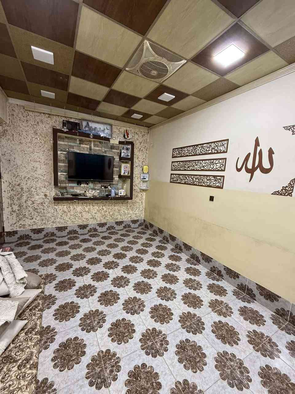 دار للبيع مساحه 100متر يتكون من غرفه نوم ومنور وحمام داخلي ومطبخ واستقبال وتواليت خارجي مع درج خارجي وغرفه سندوج پنل فوق سطح 
وكراج يسع للسياره واحده

مع خدمات كامله في المنطقه ماء وكهرباء وتبليط ورصيف بي ار تون وقريب مدرسه ابتدائيه وثانويه وقريب جامع

الموقع كركوك 16 آب قرب جسر ليلان
للتواصل أتفضل خاص 
أو اتصل على رقم ***********
