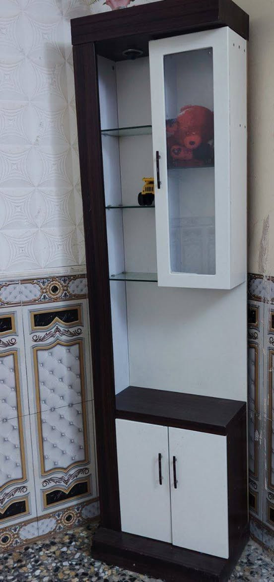 ديكور زاوية (خزانة عرض زجاجية) نظيفة جداً للبيع
حالة القطعة: ممتازة وجاهزة للاستخدام، تحتوي على رفوف زجاجية داخلية وكبس أرضي شغال.
السعر: 65,000 دينار (وبي مجال  للشراي ).
العنوان: الحلة - شارع 80 - جهة النجف.
التواصل: ***********
