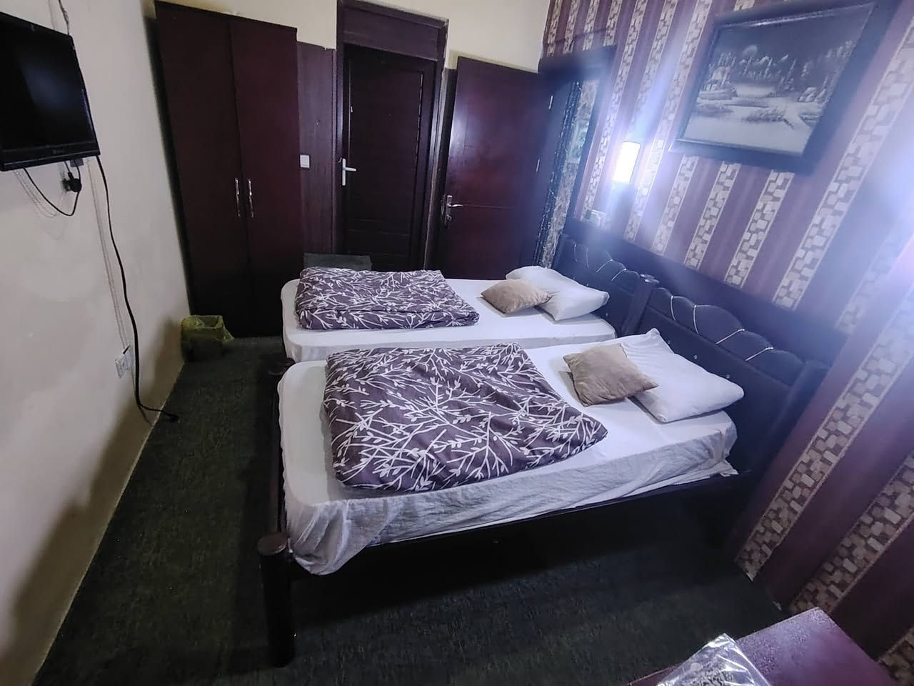 سلام عليكم 
فندق الفرات بشارع القزوينيى خلف المخيم
توجد خدمات شهريه بسعر مناسب جدا 
***********
#كربلاء 

#شارع القزوينيه 
#الكل
