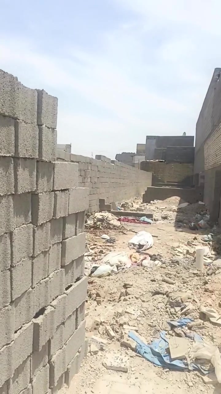 قطعة أرض للبيع125متر حي السفير مقابل حي الرحمة شارع عريض بيها بتلو تأسيس مجاري بناء صاعد مترين بلوك سعر مناسب ***********
