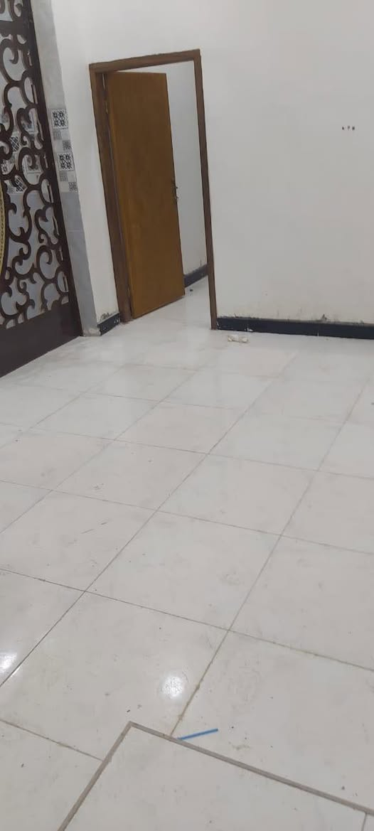 شقه درج للايجار في اسكان الموانئ تحتوي على غرفه وصاله ومطبخ ومشتملات 
واتس ***********
