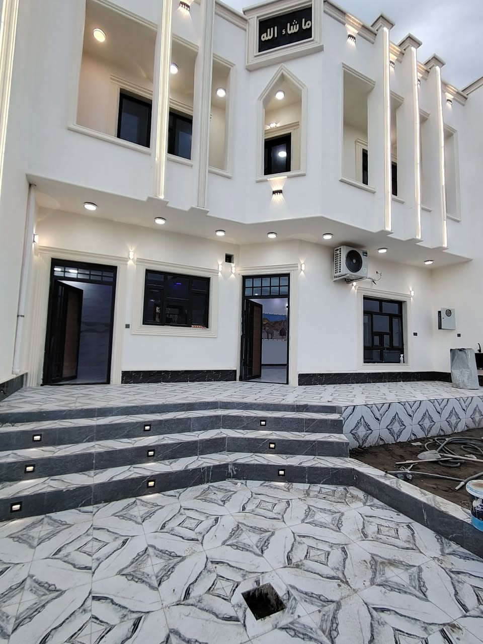 بيت للبيع العلم الجمعيه الثانيه شارع ٢٠ مساحه ٢٥٠ م طابو صرف شغل درجه اولى ثلاث غرف نوم ديوان موزع مطبخ صحيات عدد ٣ السعر النهائي ١١٠مليون للاستفسار *********** ابو عبدالله
