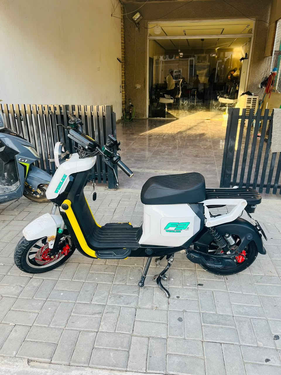 السلام عليكم
للبيع دراجه شحن f3 

5 بطاريات جدد

تايرات جدد

سرعه 119

سعر 450 وبيها مجال

مكاني بغداد الشعب السريدات

للتواصل واتساب ***********
