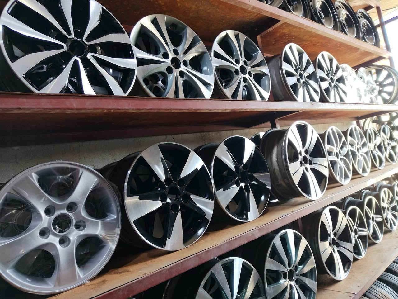 السلام عليكم
حسين الحداد لبيع وشراء الإطارات   
نوفر لكم الإطارات النادرة والمحيرة
العنوان 🚩:حلة حي الصناعي مجاور محلات سعد العوادي
واتساب☎️ ***********
