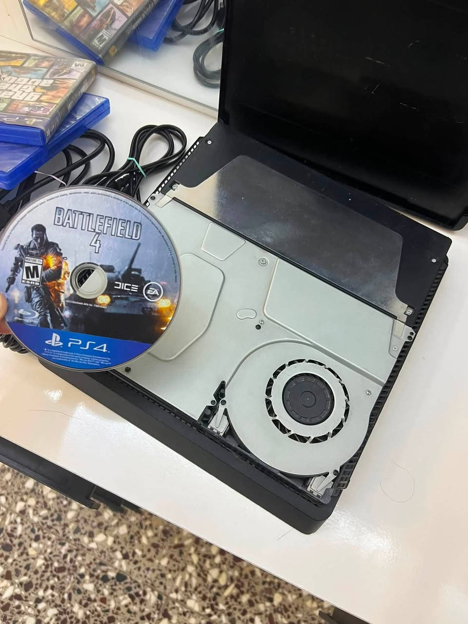 للبيع PS4 Slim سعة 500GB – بسعر 210 ألف فقط
* يدعم اللعب أونلاين 100%.
* نظام أقراص (غير مهكر).
* الجهاز مفتوح سابقًا لغرض التنظيف
* بحالة ممتازة ويعمل بدون أي مشاكل.
* يأتي مع جميع الملحقات:
    * يد تحكم .
    * كيبل HDMI.
    * كيبل الشحن.
    * سلك الكهرباء
قرصين 
***********
‎السعر: 210,000 دينار فقط
