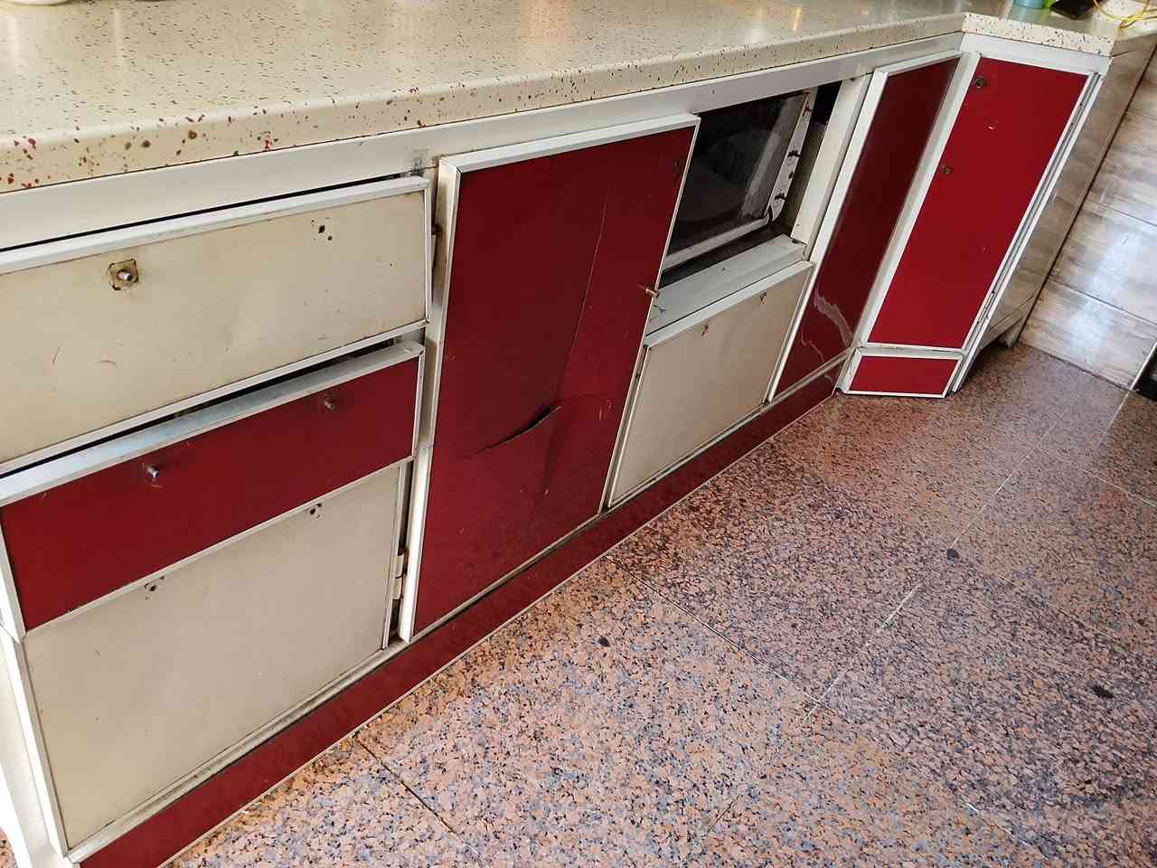 يوجد طباخ نضيف وفرن مالته كلش زين للبيع وكاونتر مع سنك ومرمر نضيف ويوجد شافطه دهون وتخم ٨ مقاعد وتنور للبيع مكاني عبيدي.


**إذا كنت صاحب هذا الإعلان وتريد حذفه لأي سبب، رجاءا أرسل رسالة إلى الدعم الفني**