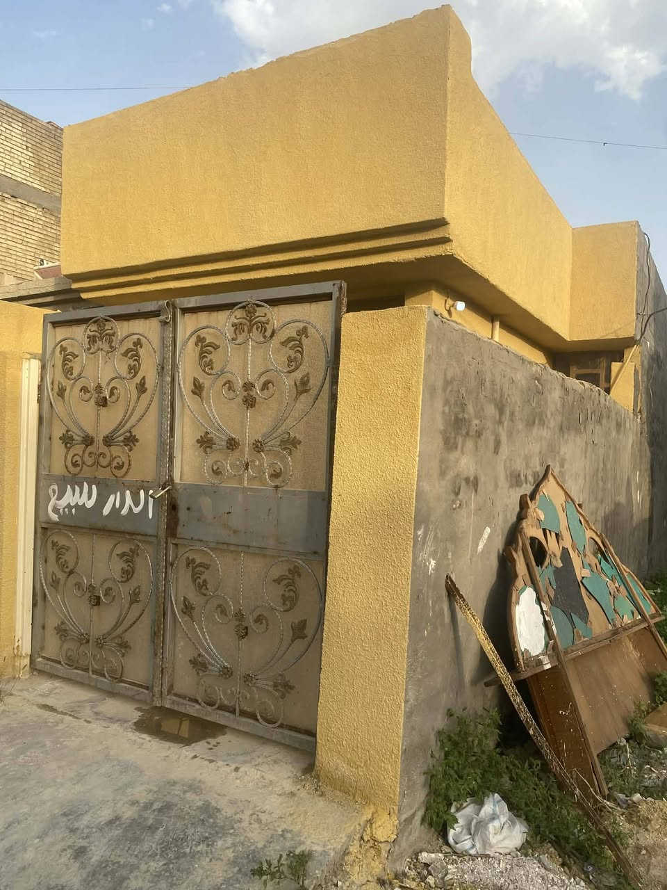 سلام عليكم
بيت للبيع في حي العسكري مساحة ١٠٠ متر 
للإستفسار ***********
