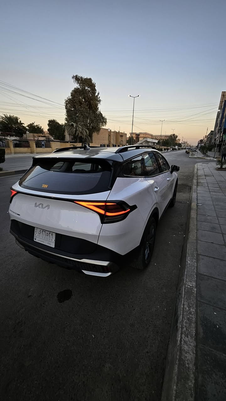 السلام عليكم 
سبورتج 2022 هايبرد X Larg 
وارد صين 
ماشية 35الف وقابل للزيادة 
فووول مواصفااات 
بانوراما 
كير ماوس 
تشغيل بصمة
قطعتين تبريد
دخول ذكي 
محرك 2000 هايبرد 
كشنات كهرباء مع تدفئة وتبريد 
السيارة 2 كلر 
شاشة متصلة 
كامرات محيطية
كامرا عند تشغيل الاشارة
وغيرها الكثير 

مكفولة من الصبغ 
فقط ضرر بسيط بالدعامية من الاسفل 
المكان : بغداد
السعر = 23 الف دولار 
للتواصل اتصال أو واتساب : ***********
