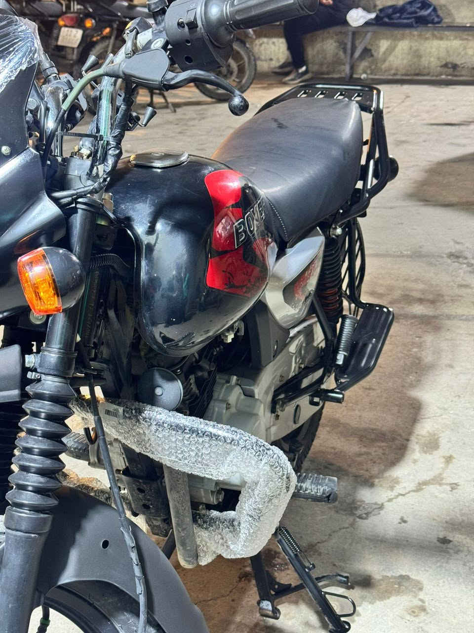 سلام عليكم 
دراجه بوكسر للبيع مرقم 2023
رقم وسنويه كامله مكمله باقي بس استلام الوحات باجر استلمهن التحويل ثاني يوم 
 الدراجه كفالة عامه السعر2200وبيها مجال 
بكاني بغداد المنصور 
الرقم ***********بي واتساب 
رحمة الوالديكم الموشراي ليعلق والميعجبه السعر اعبرالمنشور لتعبني
