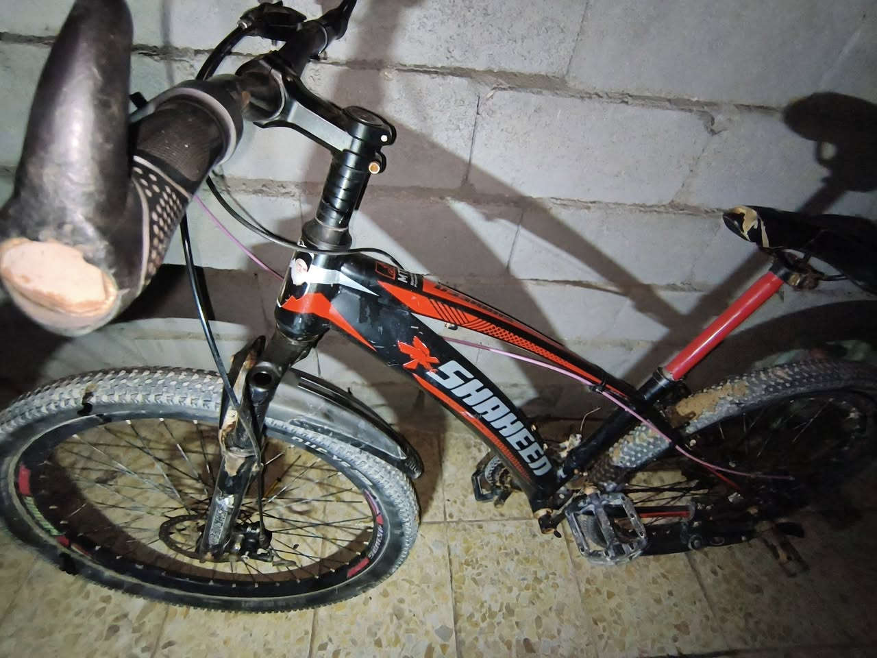 سلام عليكم. 
باسكل جبلي للبيع نضافه 90%
عقرب شغال7نمر. 
ابريكات شغاله.تايرات نضيفه.. وياله موس. جوابه جديده.. 
شخوط قليله كلش.
سعر150 ألف وبي مجال خير من الله. 
رقمي *********** متوفر واتساب. 
مكاني. نجف/كوفه
