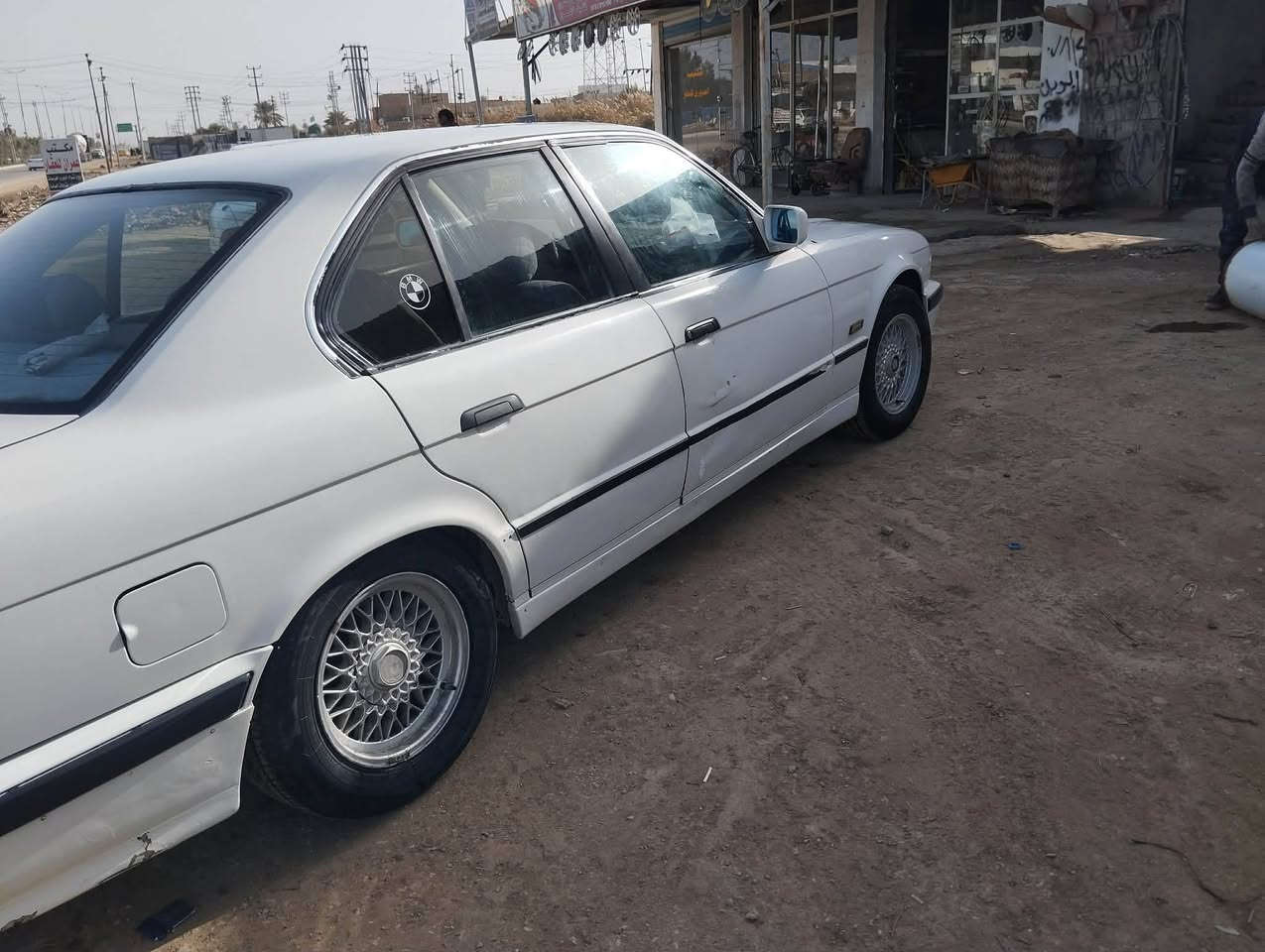 مكلف بالنشر 
بي ام 525 ..موديل 92 ..بيه دحجه باب الصدر بسيطه.وتبريد عاطل ..كير ومكينه مكفولات.غرفة جديده.زوج تايرات جدد.باتري جديد ..صبغ عام جماليه..رقم اجنبي سنويه جديده 
السعر وبقية التفاصيل اتصل ع الرقم 
***********.
