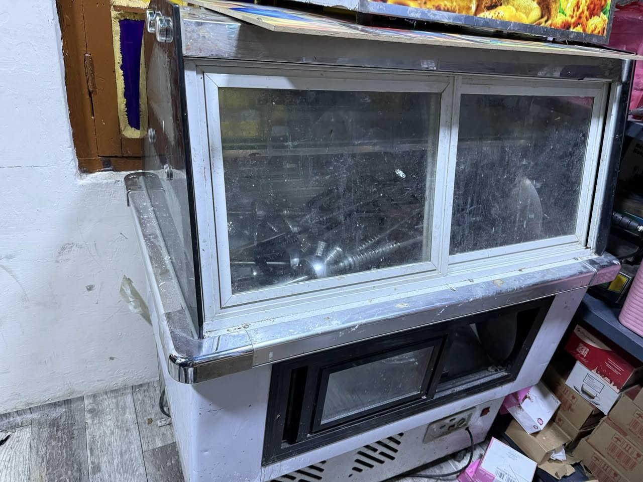 السلام عليكم للبيع عارضة مقبلات حجم صغير  سعر 200 الف وحماية كنتاكي  سعر 150 الف  شغالات ونظيفات 
عنواني شارع المتنبي 
***********
