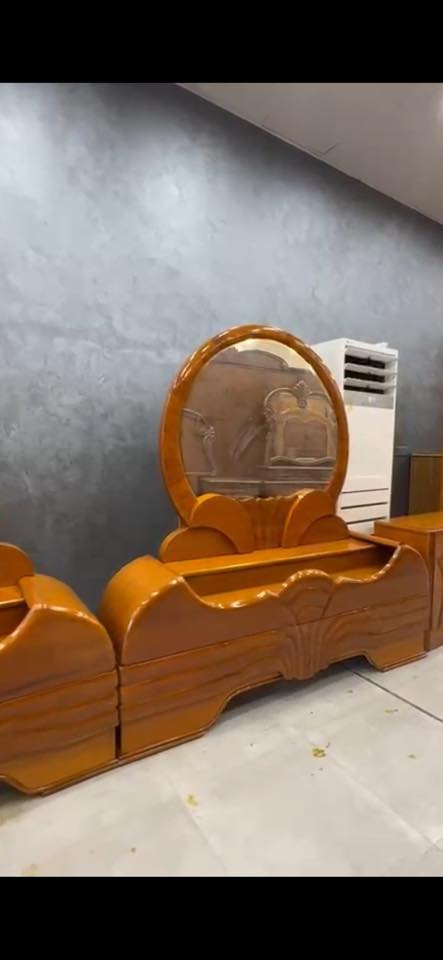 السلام عليكم غرفه للبيع
نظيفه وحلوه وضخمه طابقين ام 6 

***********
