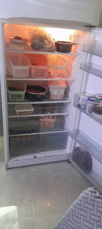 ثلاجة شغالة • طقم خشب زان • قابل تفاوض