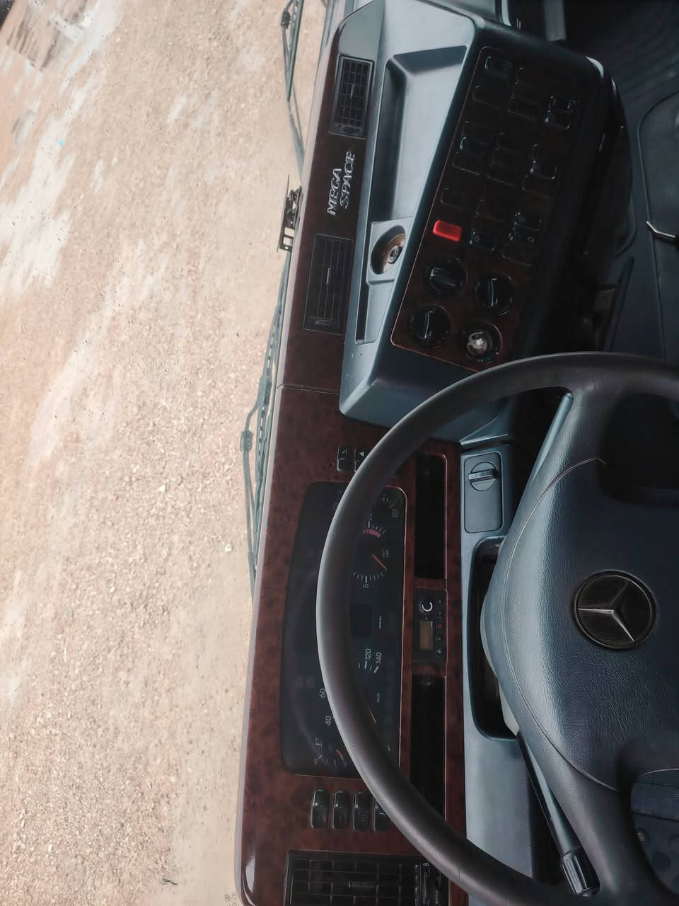 سلام عليكم لبيع كتروس موديل 2001 حجم 1843 رتايدر5 طكات تبريد ساج دشبول سنويه جديده مربوطة عربانه فلات جوانب متحركه مكان انبار ٥كيلو شراع *********** معرض بغداد الحديث
