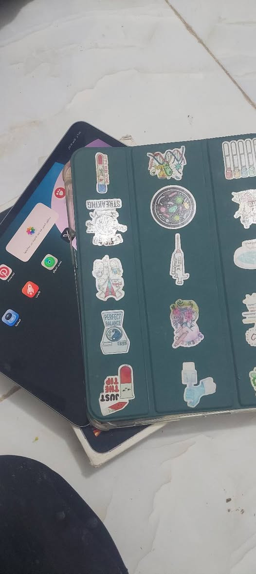 سلام عليكم ايباد ١١ ذاكره ٢٥٦ بطاريته ٨٥بي صدعه قليله بشاشه ومامثره علي سعره ٦٢٥ وبي مجال قليل مكاني ديوانيه دغاره ***********
