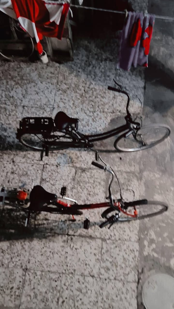 الاحمر بثمانيه والوردي ب 80 والاسود ب 60
***********
