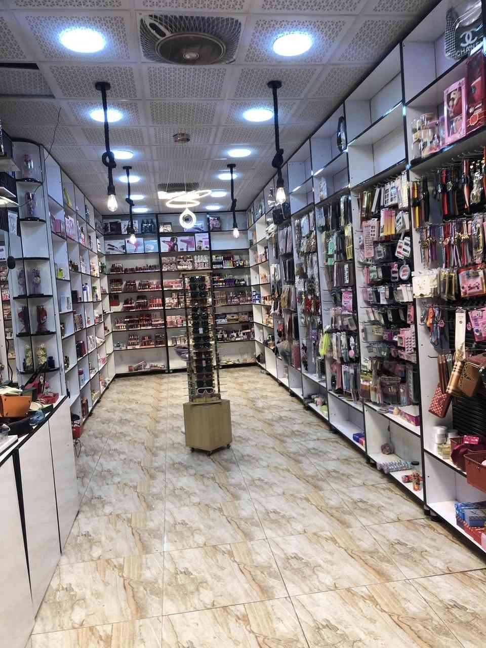 سلام عليكم عندي ديكور للبيع بسعر مناسب للتواصل الاتصال على هذا الرقم مكاني بغداد ***********
