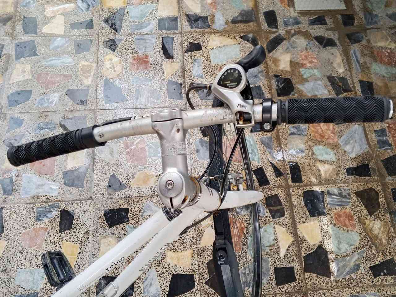 سلام عليكم بايسكل للبيع سي 700 حجم 28 بايسكل ماركه المعدن الالمنيوم اصلي كامل مكاني بغداد  شهداء البياع السعر 115 وبي مجال للطيبين للاتصال *********** متواجد واتساب ومازنجر ومستعجل عل بيعته
