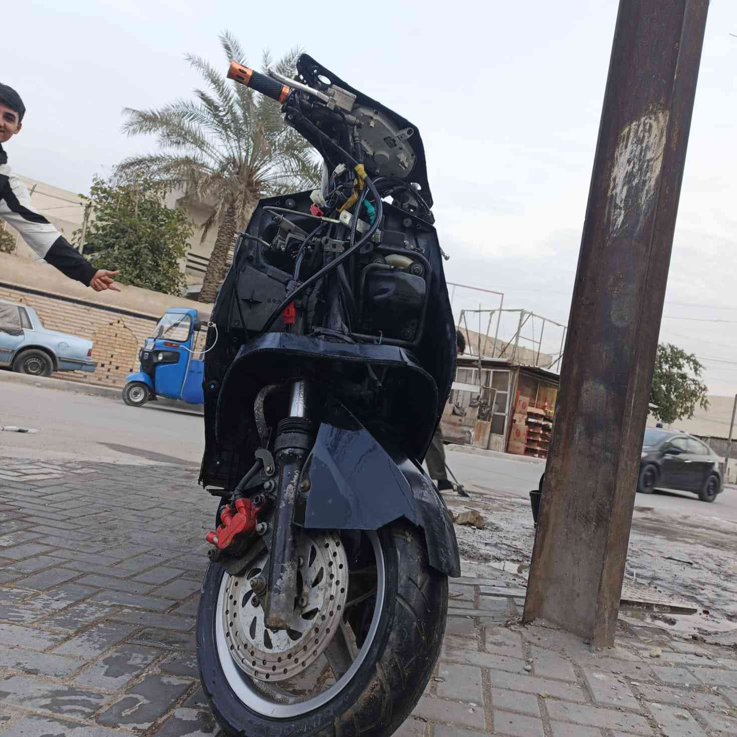 سلام عليكم دراجه سكنس فحل  كوم حديد شغاله نكره 
دراجه حلوه ومشيهه هم حلو كلج جديد امامي نقص كفرات واشر مال فيلس ينضح دهن والسلف طافي بي قطع او عاطل ماعرف دارجه حلوه ومناسبهه 300 وبيهه مجال ***********
